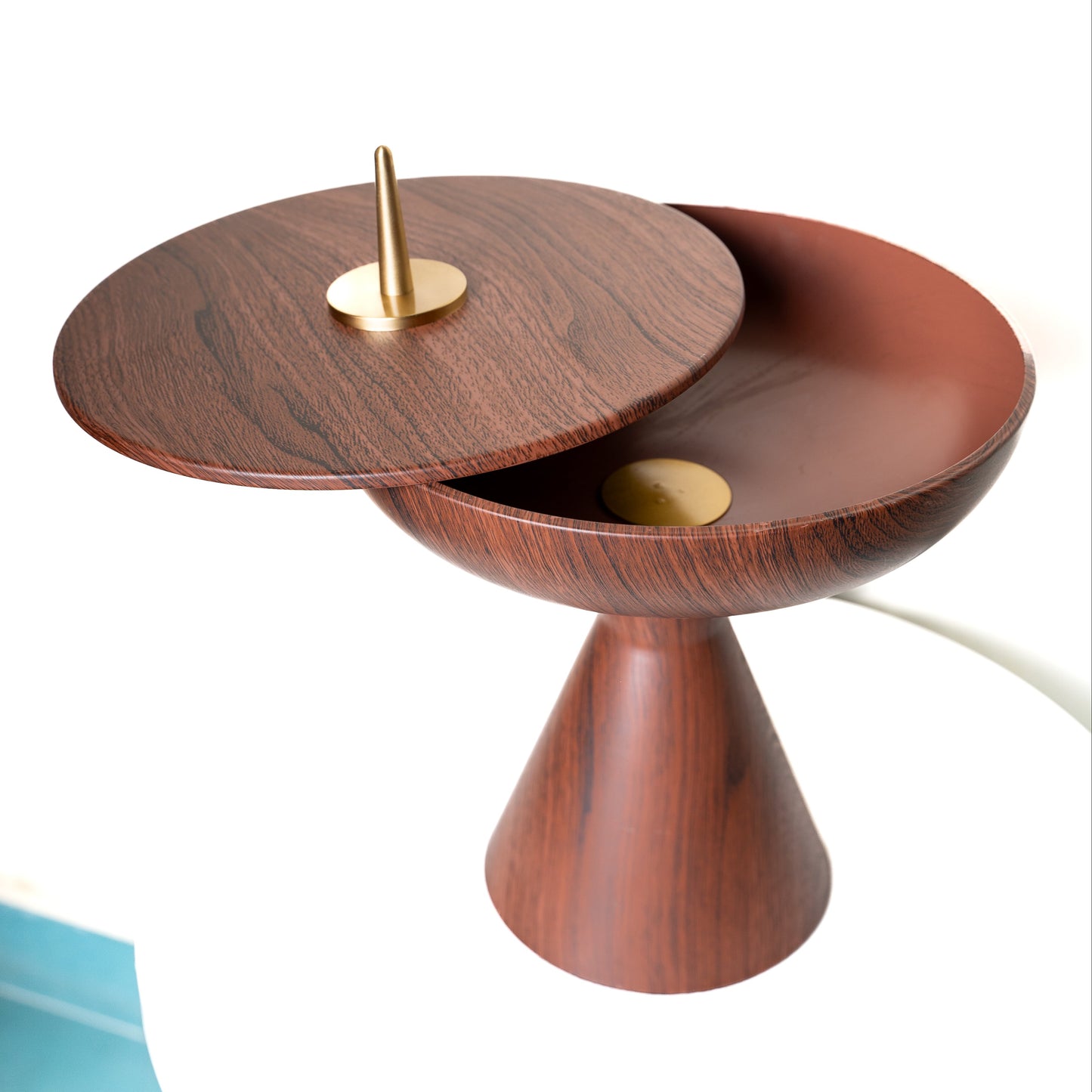 Iris Woodgrain Centerpiece Set with Brass Finial