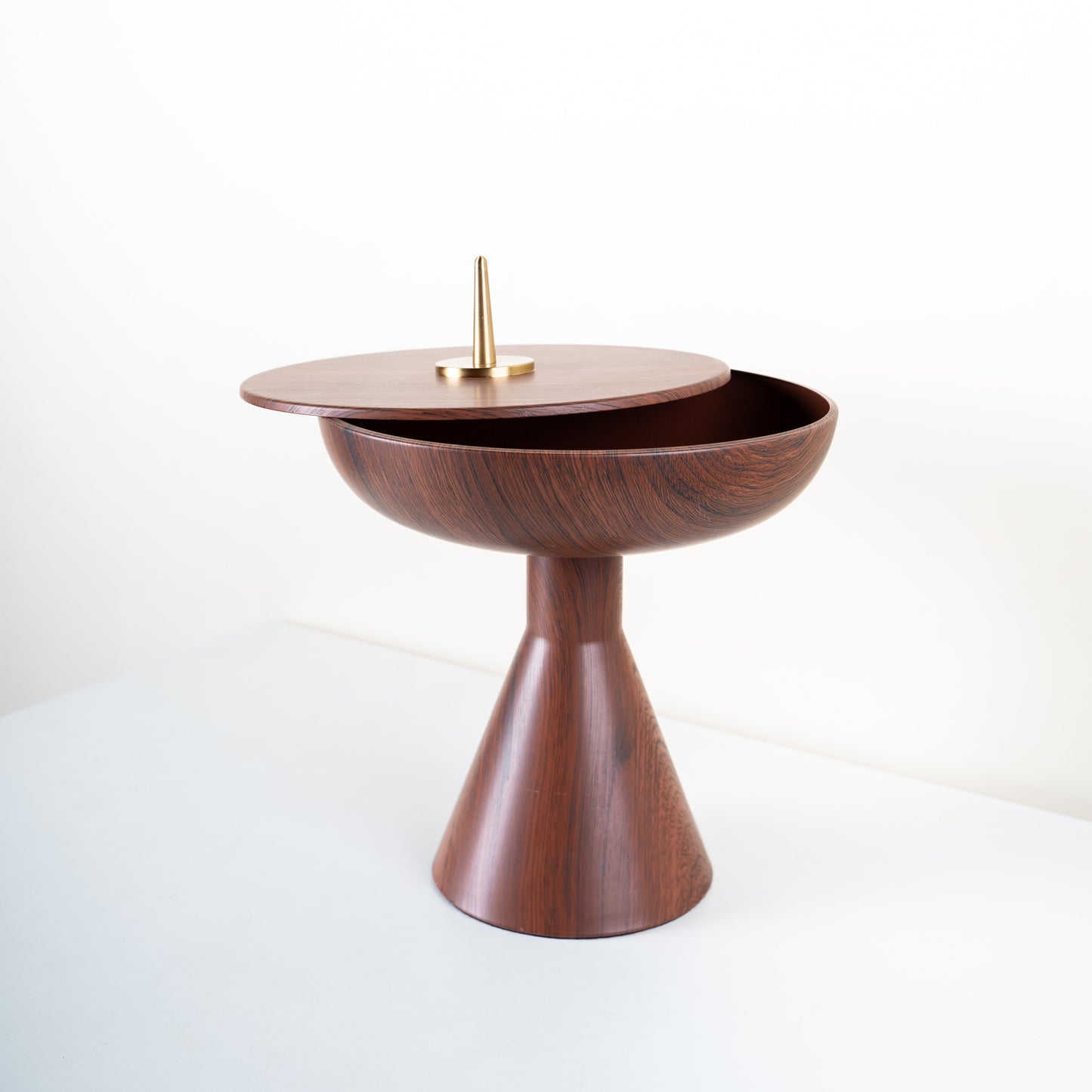 Iris Woodgrain Centerpiece Set with Brass Finial